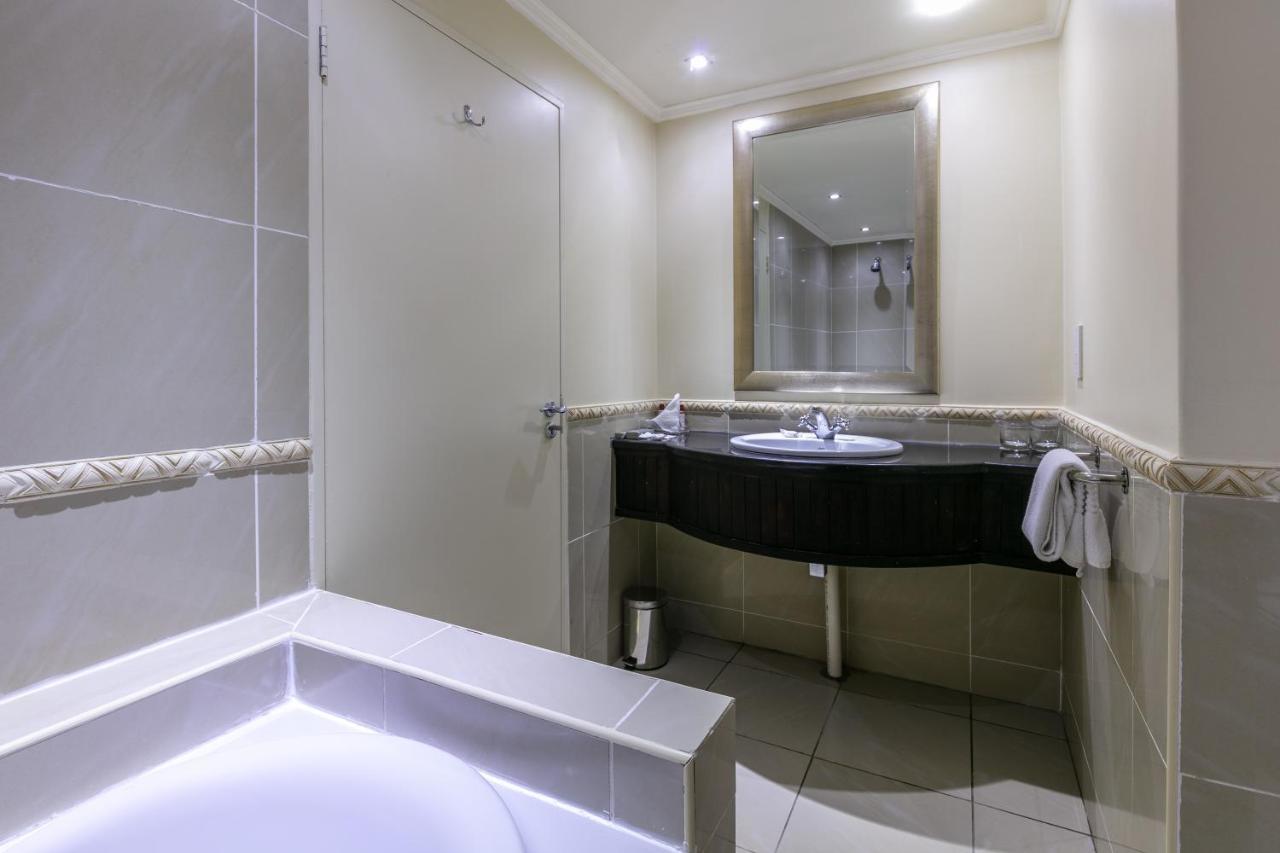 Cresta President Hotel Gaborone Extérieur photo